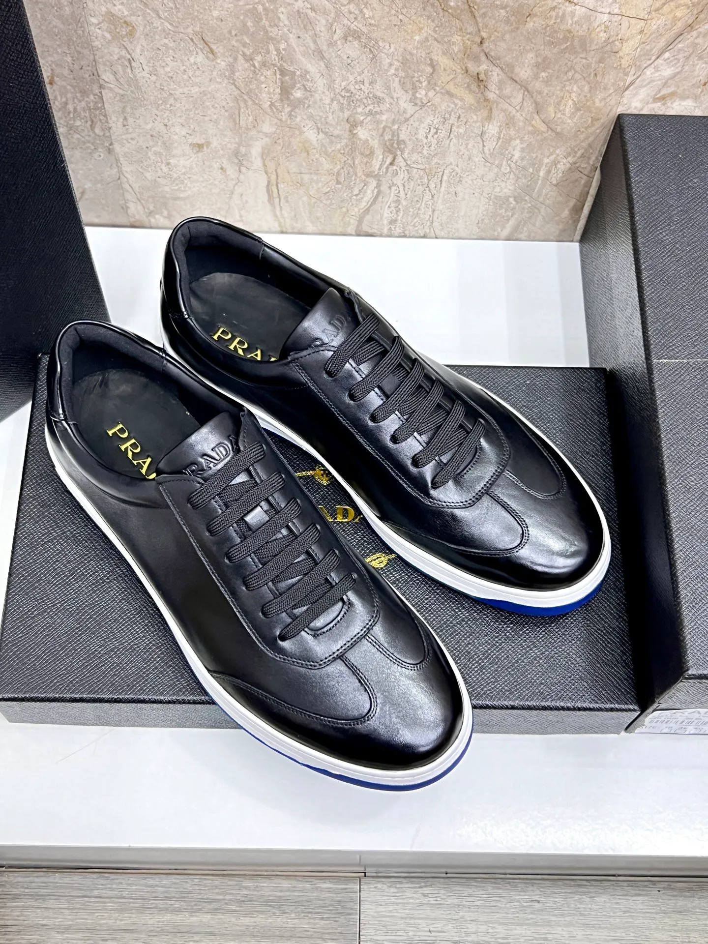 💰620 Prada classic men’s lace-up casual shoes｜Imported cowhide upper｜Layered stitching design on the upper Lightweight and breathable｜Soft and comfortable｜PRADA letters on the side｜Distinctive sporty style Showing the brand style｜Lightweight embossed rubber sole｜With cowhide foot pad lining｜Excellent foot feel Fashionable and elegant｜Size: 38-44 (customized at 45)